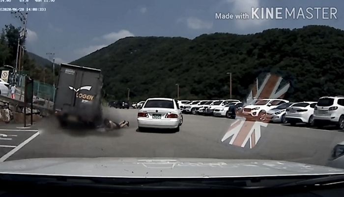 브레이크인 줄 알고 ‘액셀’ 밟은 택배 트럭에 3살 아들 깔리자 2초 만에 엄마가 한 행동