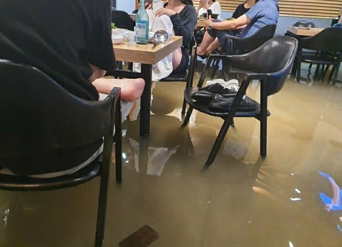 폭우로 식당 완전 침수됐는데 아무렇지 않게 먹던 식사 이어간 부산 시민들