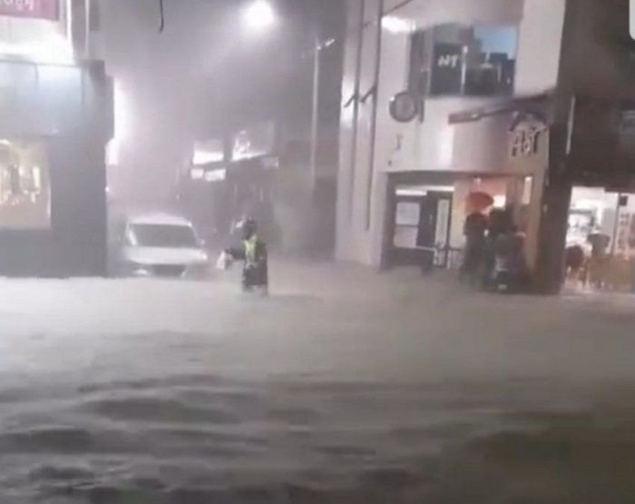 도로 완전 침수됐는데 음식 기다리는 고객 위해 물바다 헤쳐간 어제자 부산 라이더