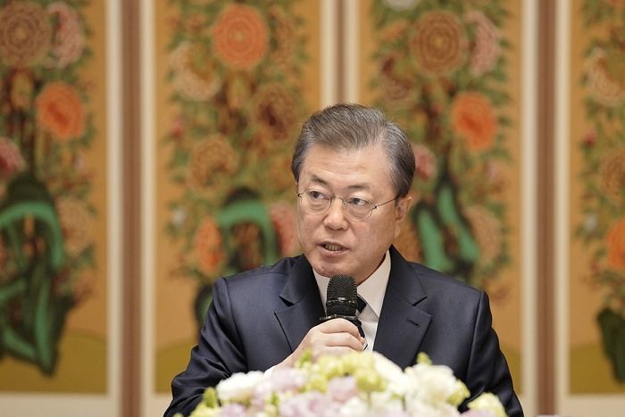 “한국에 도움 많이 준 일본 고맙다”라며 아베 총리에게 먼저 화해 메시지 보낸 문 대통령