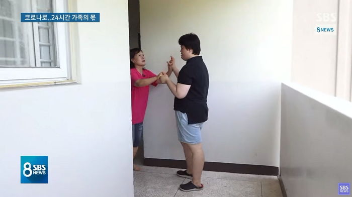 자폐 딸이 차 쌩쌩 다니는 도로로 돌진하자 엄마는 딸을 살리려 몸을 내던졌다