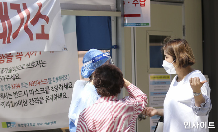 “또 50명 넘었다”···어제(25일) 하루 발생한 국내 코로나 신규 확진자 수