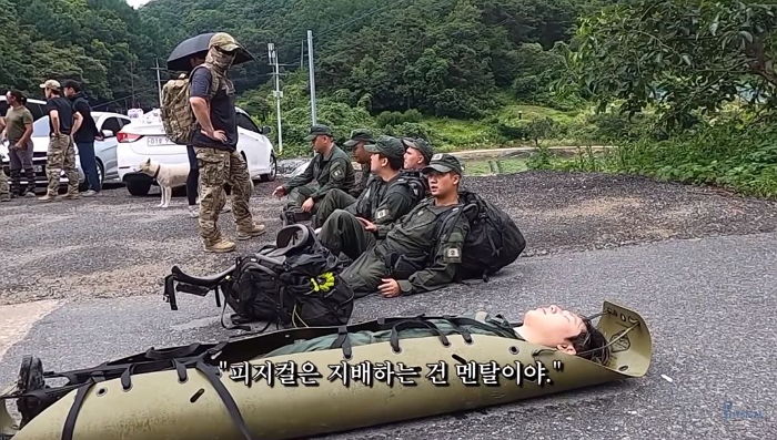 ‘가짜사나이’에 등장해 군필자들 행군 추억 강제 소환한 ‘이 자세’