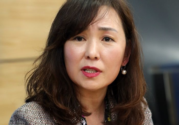 “바보 박원순 잘가요”라 추모하고 2주 뒤 성폭력 처벌 강화 촉구 글 남긴 공지영 작가