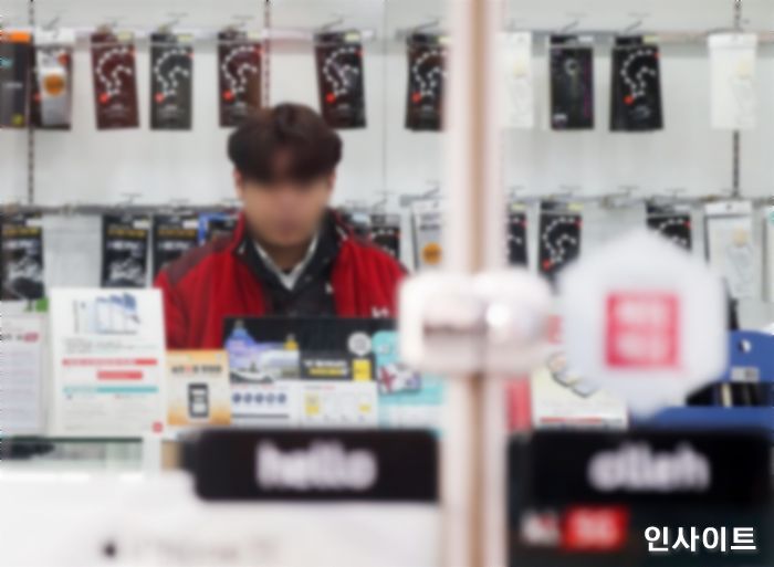 한때 ‘고수익 자영업’이었던 휴대폰 매장, 3년 동안 절반 ‘폐업’했다