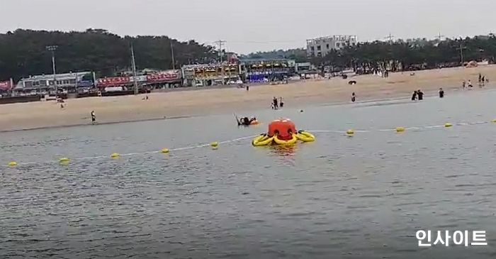 한 구조대원이 개발한 ‘꽃 모양 튜브’ 덕에 역파도 휩쓸린 6살 아이가 극적으로 구조됐다