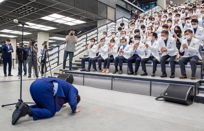 확진자 7천명 나와 위기 빠졌던 대구 시민들 구해준 의료진에 ‘큰절’ 올린 권영진 대구시장