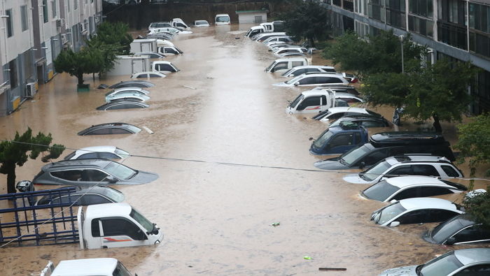 최대 150mm 폭우 쏟아져 차량 수십대 한 번에 침수돼버린 대전 아파트 단지 상황