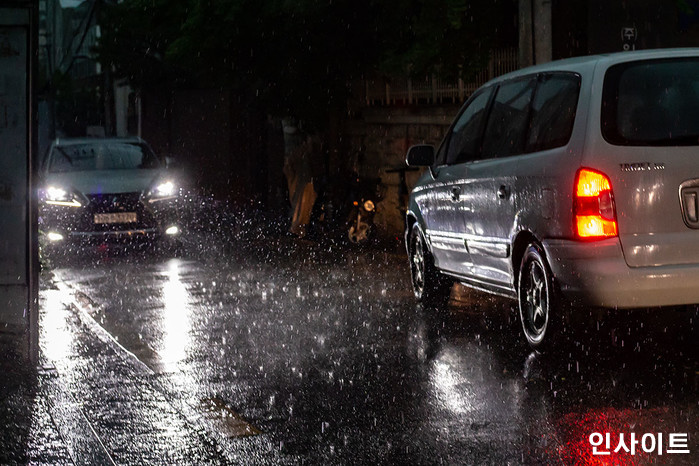 중부지방에 몰아치기 시작한 장마, 다음달(8월) 10일 돼야 끝난다