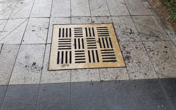 학원서 귀가하다 폭우로 뚜껑 열린 맨홀에 추락한 부산 중학생