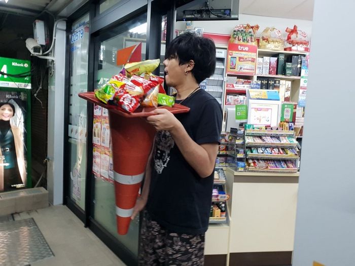 환경 문제로 ‘비닐봉지’ 사용 금지되자 ‘수레·옷걸이’ 쓰기 시작한 태국인들