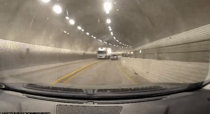 “터널서 중앙선 침범한 ‘역주행’ 자동차가 달려들어 온 가족이 죽을 뻔했습니다”