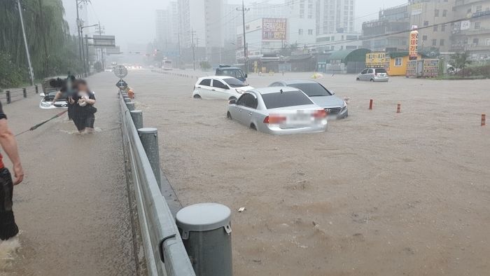 “폭우에 천안도 잠겼다”···긴급재난문자 10분에 하나씩 쏟아지고 있는 천안 상황