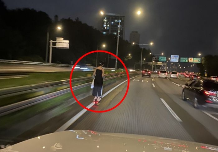 비오는 날 헬멧도 안 쓰고 ‘전동 킥보드’로 올림픽대로 질주한 여성들
