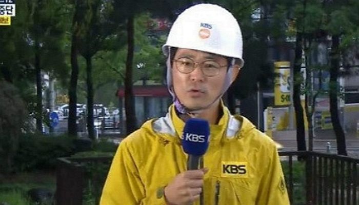 회사 앞 공원서 장마 특보 전하면서 ‘안전모’ 쓰고 방송한 춘천 KBS