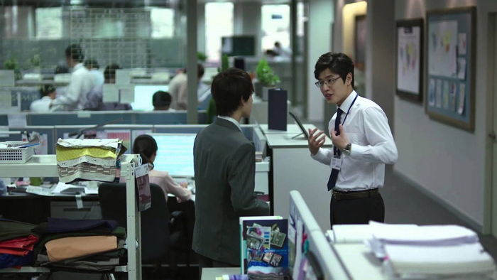 자기 할 일 다했다고 1시간 동안 휴대폰으로 ‘드라마’ 보다 퇴근하는 신입이 들어왔습니다