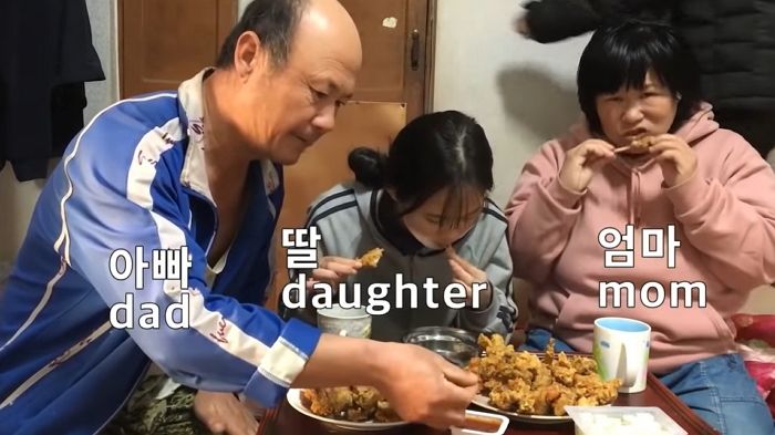 평범한 ‘시골가족’의 치킨 먹방을 보고 시청자들이 왈칵 눈물을 쏟았던 이유