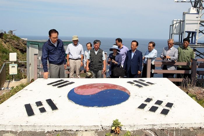 8년 전, 대한민국 대통령은 광복절을 앞두고 독도를 방문했다