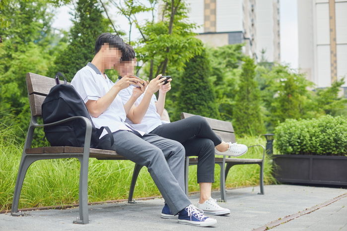 한학기 내내 ‘인강’만 본 고등학생이 “돈 너무 많이 받는 것 아니냐”며 올린 교사들 봉급표