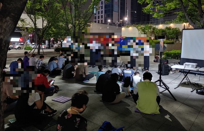 코로나 전국에 퍼지는데 ‘부산역’서 마스크 안 쓰고 노래 부르는 교회 신도들