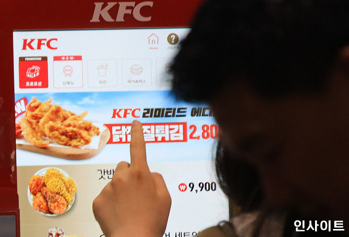 난생 처음 간 카페서 키오스크 보고 당황했다가 뒷사람한테 ‘상욕’ 들은 남성