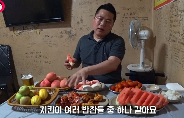 한마리만 시켜도 ‘복숭아+수박’ 한가득 서비스 주는 ‘역대급’ 미친 치킨집