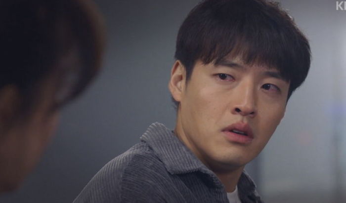 “숨쉬기 힘들다”며 이쑤시개로 마스크에 구멍 뚫은 여친