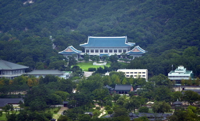 문 대통령 있는 ‘청와대’ 사랑채 근무직원 코로나19 확진