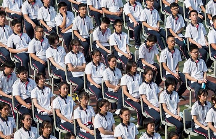 전세계에 코로나 퍼트리고 마스크 없이 다닥다닥 붙어 개학식 한 중국 우한 고등학생들