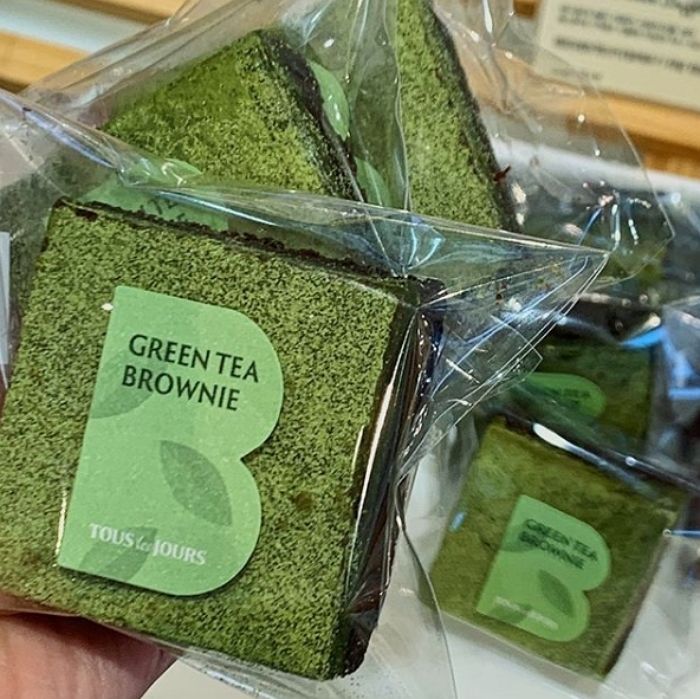 쫀득+꾸덕한 브라우니에 향긋한 녹차 가득 올라간 뚜쥬 신상 ‘녹차 브라우니’