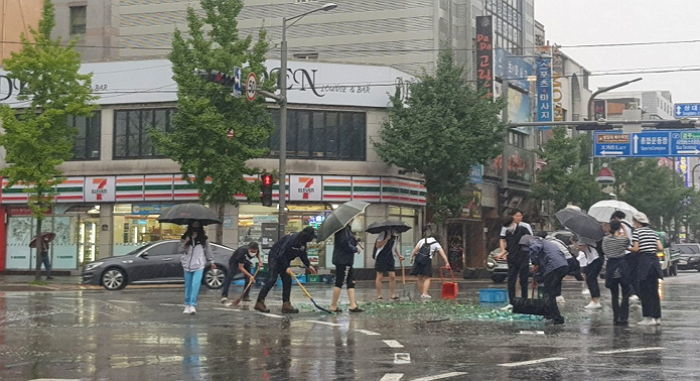 도로 한복판에 ‘소주병’ 쏟아지자 포항 고등학생들은 우산을 접고 달려와 ‘맨손’으로 파편을 치웠다