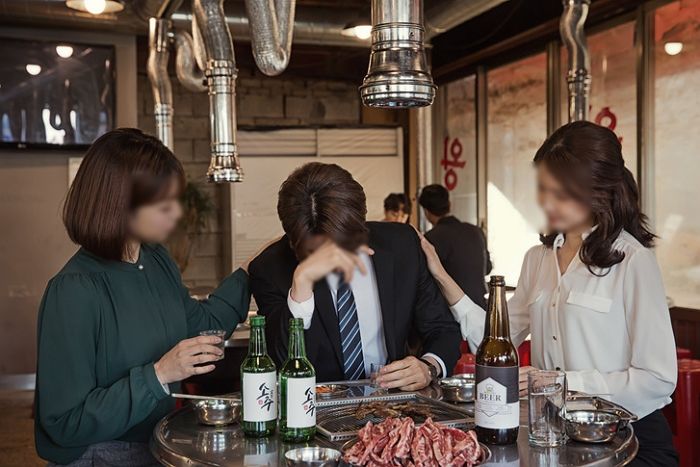 “여사친 ‘무릎베개’하고 폰게임하는 남친, 이해해줘야 하나요?”