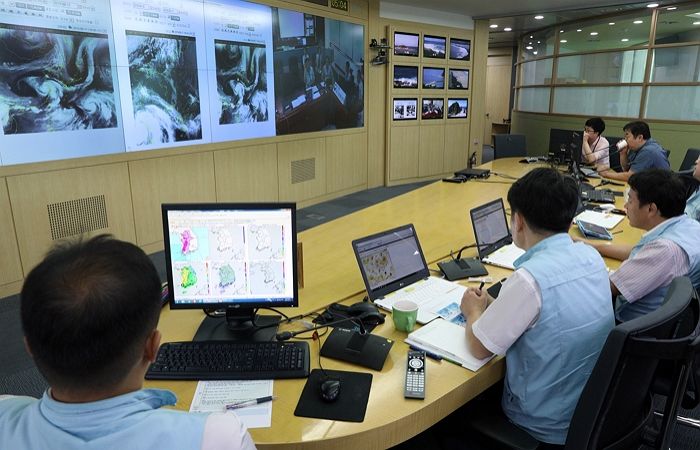 한국 기상청이 오늘(6일) 내놓은 태풍 ‘하이선’ 예상경로, 일본과는 완전히 달랐다