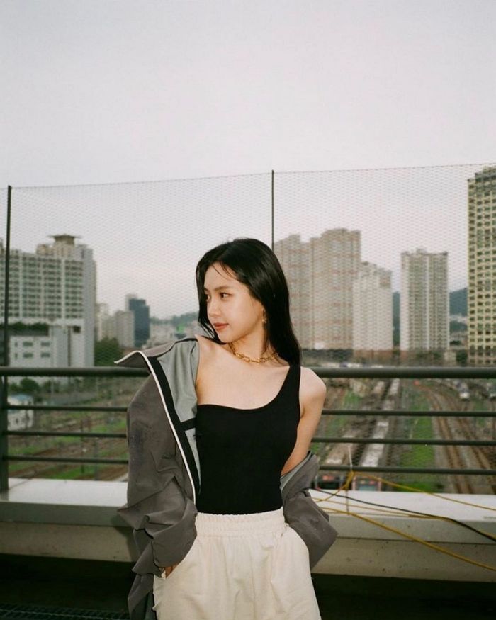 한쪽 어깨 드러내며 ‘은근한 섹시미’로 남심 살살 녹인 에이핑크 손나은