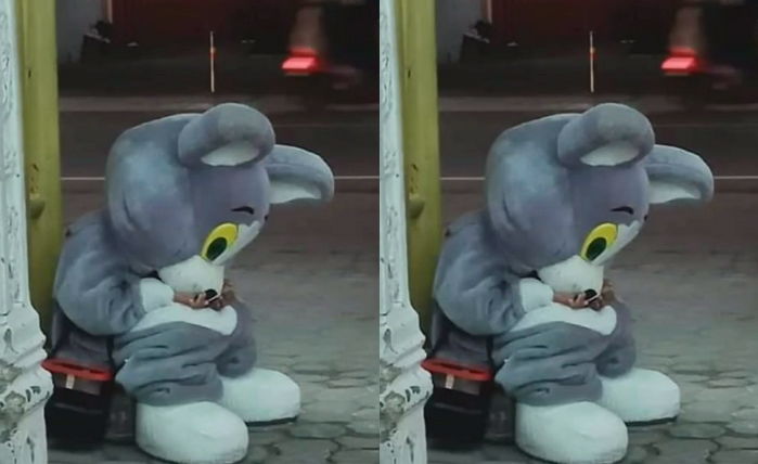 엄마 도와주려 ‘인형탈 알바’하다 너무 피곤해 길거리에서 꾸벅꾸벅 조는 꼬마