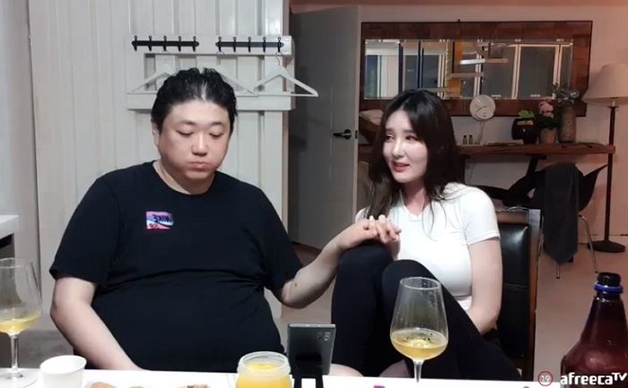 아프리카TV BJ 커플 노래하는코트·아름, 공개 연애 2달여 만에 결별