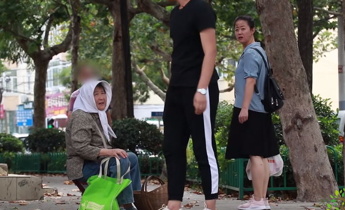 건달 청년이 노점상 할머니 괴롭히자 “남은 채소 다 살게요” 지갑 연 아저씨