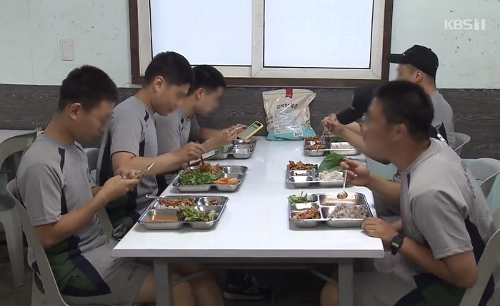 요즘 군대 고참들은 ‘신병 휴대폰’ 빼앗아 감춰놓고 낄낄거리며 괴롭힌다