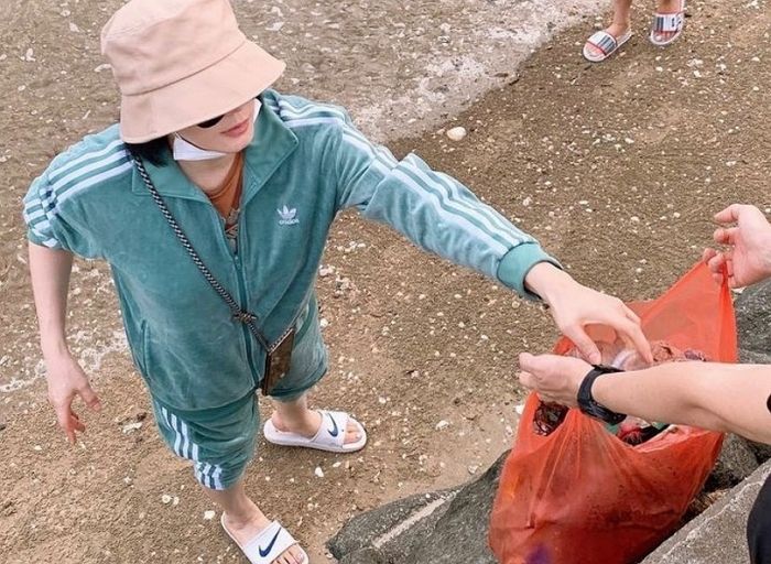 바닷가 놀러 갔다가 ‘쓰레기 청소’하고 돌아온 김혜수