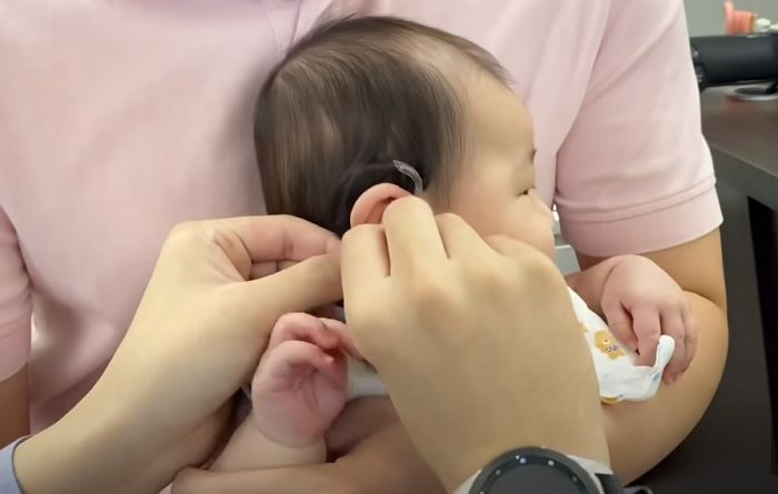 한국 유튜버 엄마가 공개한 태어나서 처음 듣는 소리에 방긋 웃는 ‘난청 아기’의 미소