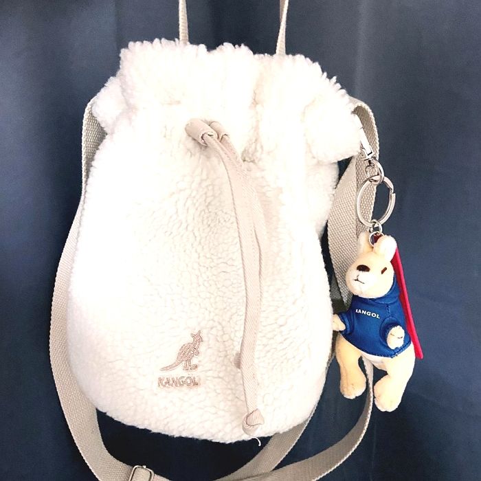 ‘뽀글+포근’한 양털 바디에 앙증맞은 사이즈로 겨울만 되면 인기 폭발하는 ‘캉골’ 푸들백