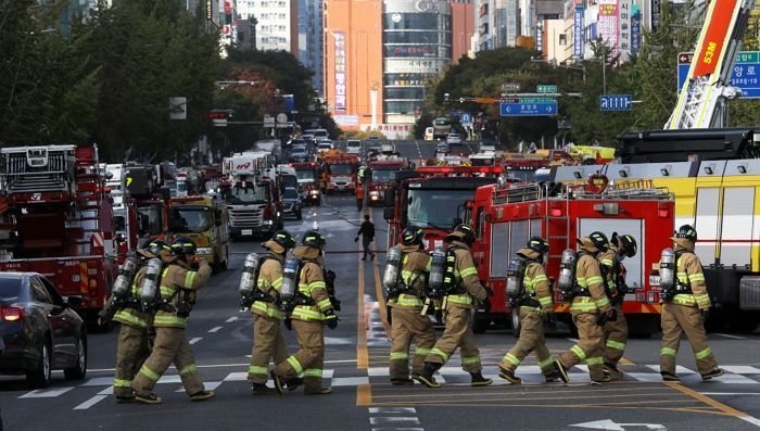 불난 아파트 33층서 뛰어내리려 결심한 모녀 앞에 기적처럼 ‘소방관’이 나타났다