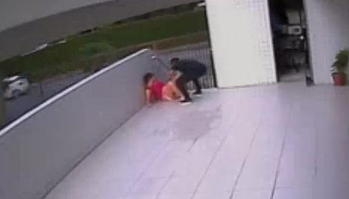 만삭 아내 ‘공주님 안기’로 병원 데려가다가 아기 나오자 직접 받아낸 축구선수 남편 (영상)