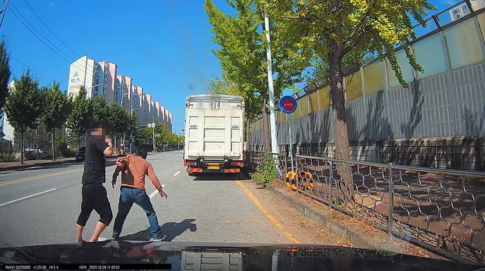 도로서 상대 운전자 폭행하고 ‘블박 영상’ 유튜브에 셀프 자수한 ‘평택 무쏘’ 운전자 (영상)