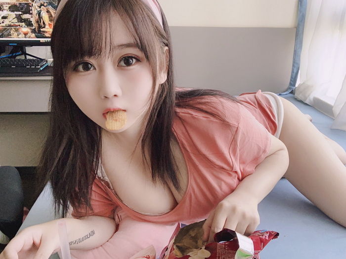 가슴 파인 옷 입고 나가면 동네 어른들에게 불려가 혼난다(?)는 20살 ‘베이글녀’ (사진)