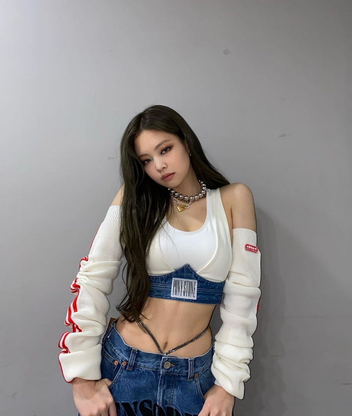 파격적인 ‘체인’ 스타일링으로 힙한 섹시미 뿜어낸 블랙핑크 제니