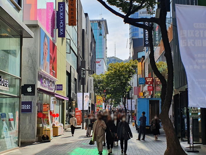 한글날 연휴 둘째날인 어제(10일), 코로나에도 쇼핑 나온 사람들로 북적였던 명동 백화점·카페