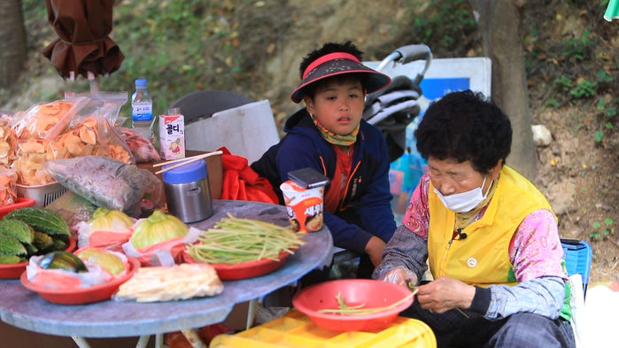 집 나간 며느리 대신 손주 키우려 매일 산에 가 ‘과일’ 파는 ‘80세’ 꼬부랑 할머니