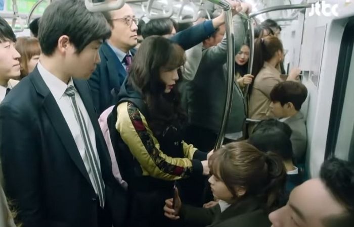 한국 여성들이 붐비는 길거리에서 한 번쯤 당해봤다는 성추행은 ‘이것’이었다