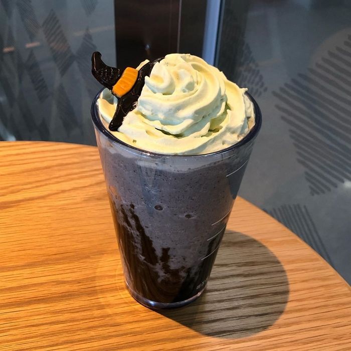 음료 위에 녹차 휘핑 가득 올라간 스벅 할로윈 신상 ‘흑임자 프라푸치노’